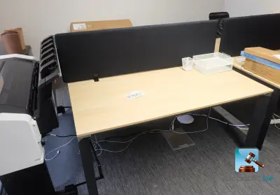 Tafel met scheidingswand – kavel bij Clicpublic, Liège