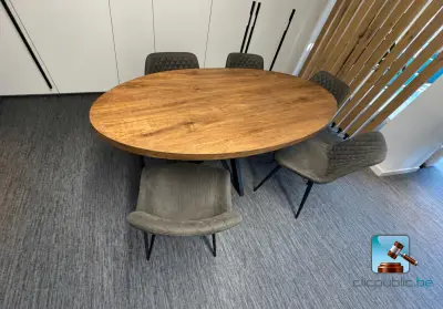Ovale tafel met stoelen – kavel bij Clicpublic, Liège