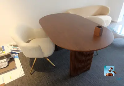 Set tafel en stoelen – kavel bij Clicpublic, Liège