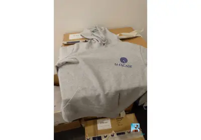 Veel kleren – kavel bij Clicpublic, Liège