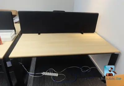 Tafel met scheidingswand – kavel bij Clicpublic, Liège