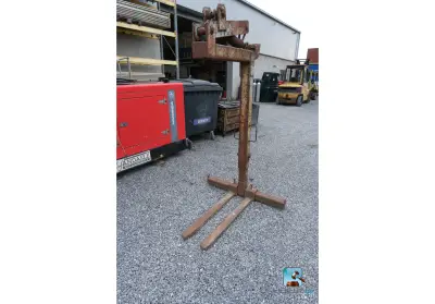 Pallethefhaak – kavel bij Clicpublic, Marche