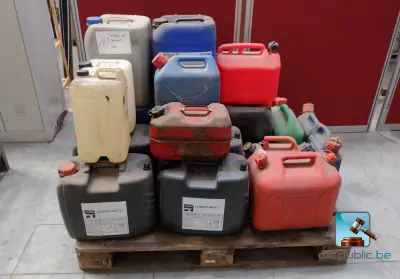 Set lege bidons en jerrycans – kavel bij Clicpublic, Marche