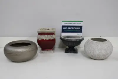 Set van vier decoratieve plantenpotten van keramiek en kunststof – kavel bij GSD Auctions, Zoeterwoude