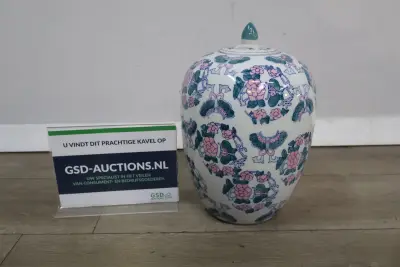 Porseleinen dekselvaas met bloem-en vlinderdecoratie' – kavel bij GSD Auctions, Zoeterwoude