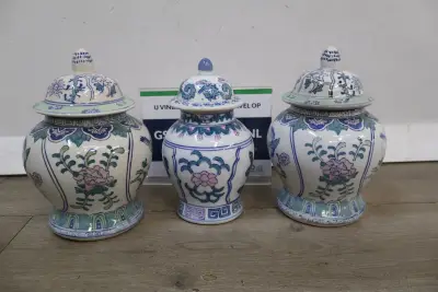 Set van drie keramische dekselvazen met bloemmotief' – kavel bij GSD Auctions, Zoeterwoude