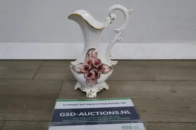 Decoratieve witte porseleinen kan met bloemornament' – kavel bij GSD Auctions, Zoeterwoude