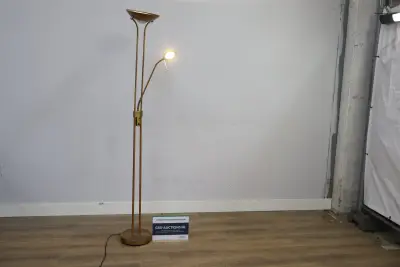 Staande metalen vloerlamp met goudkleurige afwerking' – kavel bij GSD Auctions, Zoeterwoude