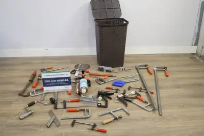 Diverse klemmen en gereedschap in wasmand – kavel bij GSD Auctions, Zoeterwoude