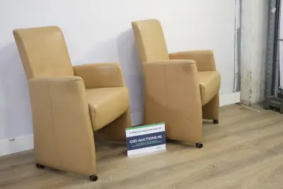 Set van 2 beige leren armstoelen op wielen – kavel bij GSD Auctions, Zoeterwoude