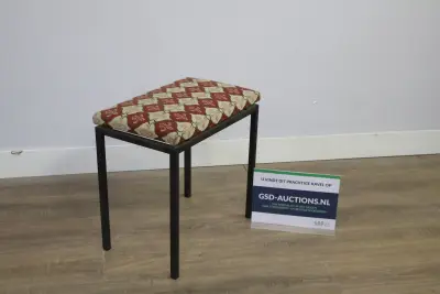 Hocker met patroon bekleed zitvlak – kavel bij GSD Auctions, Zoeterwoude