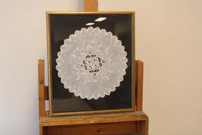 Ingelijste witte kanten doily' – kavel bij GSD Auctions, Zoeterwoude