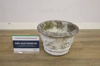 Decoratieve stenen plantenbak met druivenmotief – kavel bij GSD Auctions, Zoeterwoude