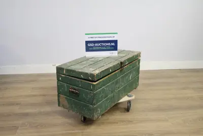 Groene houten kist met metalen handvatten en assortiment gereedschappen – kavel bij GSD Auctions, Zoeterwoude