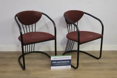 Set van 2 bordeauxrode stoelen met zwart metalen frame – kavel bij GSD Auctions, Zoeterwoude