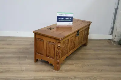 Houten kist met houtsnijwerk en metalen beslag – kavel bij GSD Auctions, Zoeterwoude