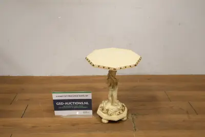 Decoratief plantentafeltje met engelenfiguur – kavel bij GSD Auctions, Zoeterwoude