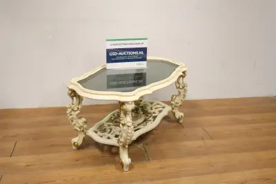 Ornamenten salontafel met glazen blad – kavel bij GSD Auctions, Zoeterwoude