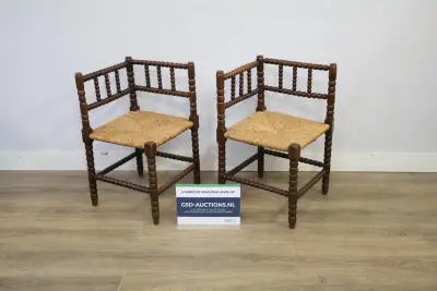 Set van 2 antieke hoekstoelen met gesponnen zitting – kavel bij GSD Auctions, Zoeterwoude