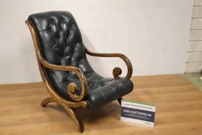 Vintage stoel met zwart leren bekleding en houten frame – kavel bij GSD Auctions, Zoeterwoude