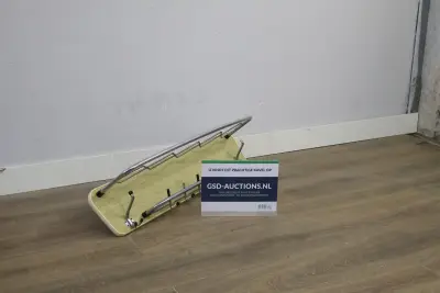 Kapstok met houten plank en metalen haken – kavel bij GSD Auctions, Zoeterwoude