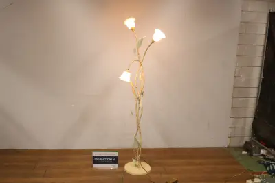 Staande metalen vloerlamp met bloemmotief – kavel bij GSD Auctions, Zoeterwoude