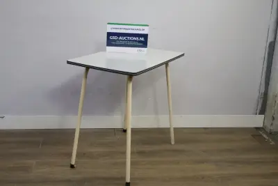 Vierkante vintage tafel met metalen poten – kavel bij GSD Auctions, Zoeterwoude