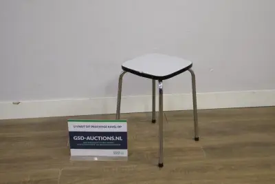 Vierkante kruk met metalen poten – kavel bij GSD Auctions, Zoeterwoude