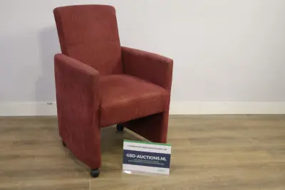 Rode stoffen fauteuil op wieltjes – kavel bij GSD Auctions, Zoeterwoude