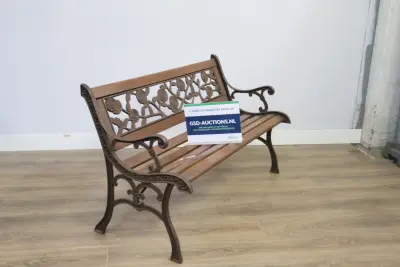 Tuinbank van hout en metaal met sierlijke rugleuning – kavel bij GSD Auctions, Zoeterwoude
