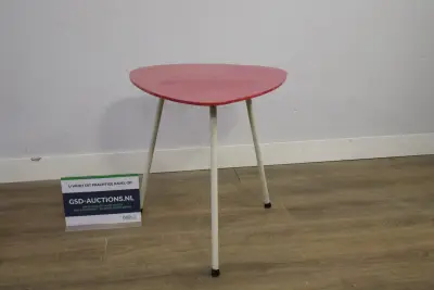Driepotig tafel met rode driehoekige top – kavel bij GSD Auctions, Zoeterwoude