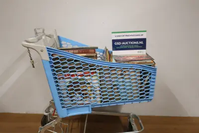 Boodschappenwagen gevuld met boeken en platen – kavel bij GSD Auctions, Zoeterwoude
