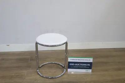 Verchroomde bijzettafel met wit tafelblad – kavel bij GSD Auctions, Zoeterwoude