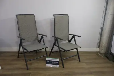 Twee grijze tuinstoelen met metalen frame – kavel bij GSD Auctions, Zoeterwoude