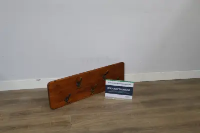 Houten kapstokpaneel met 5 haken – kavel bij GSD Auctions, Zoeterwoude