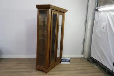 Vitrinekast van hout met glasdeuren – kavel bij GSD Auctions, Zoeterwoude