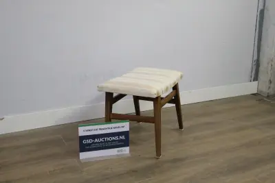 Houten kruk met gestreepte bekleding – kavel bij GSD Auctions, Zoeterwoude