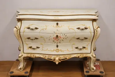 Antieke commode met handgeschilderde bloemendecoratie – kavel bij GSD Auctions, Zoeterwoude