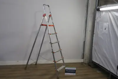 Aluminium vouwladder met oranje accenten – kavel bij GSD Auctions, Zoeterwoude