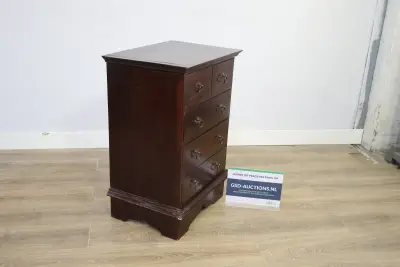 Donkere houten ladekast met vijf laden – kavel bij GSD Auctions, Zoeterwoude