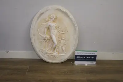 Ovaal reliëf met vrouw en cupido – kavel bij GSD Auctions, Zoeterwoude