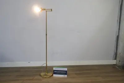 Moderne verstelbare vloerlamp goudkleurig – kavel bij GSD Auctions, Zoeterwoude