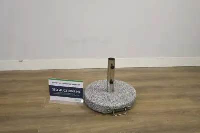 Granieten parasolvoet met metalen houder – kavel bij GSD Auctions, Zoeterwoude