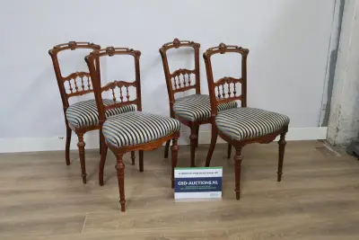 Set van 4 antieke houten stoelen met gestreepte bekleding – kavel bij GSD Auctions, Zoeterwoude