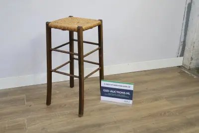 Houten barkruk met gevlochten zitting – kavel bij GSD Auctions, Zoeterwoude