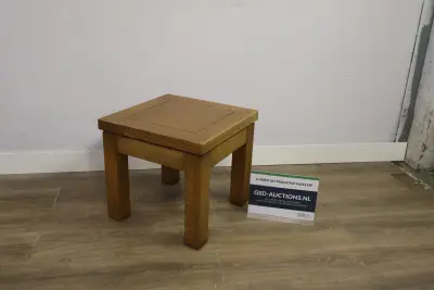 Houten bijzettafel met vierkante poten – kavel bij GSD Auctions, Zoeterwoude