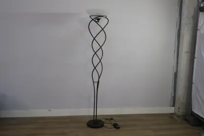 Staande vloerlamp met metalen gedraaide steun en witte lampenkap – kavel bij GSD Auctions, Zoeterwoude