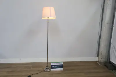 Staande lamp met witte kap – kavel bij GSD Auctions, Zoeterwoude