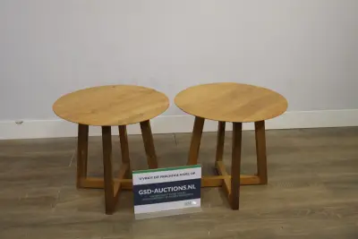 Set van 2 ronde houten bijzettafels – kavel bij GSD Auctions, Zoeterwoude