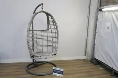Hangstoel met metalen standaard – kavel bij GSD Auctions, Zoeterwoude